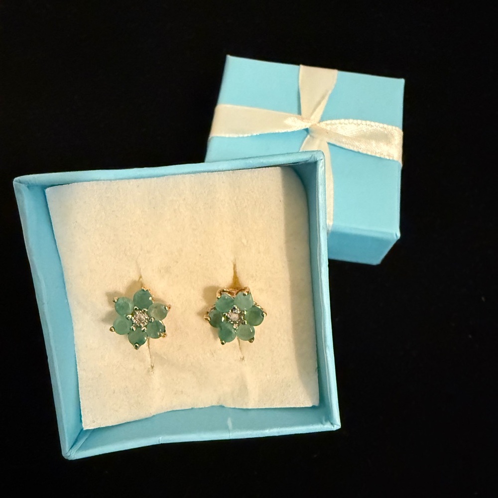 Sparkling Green Flower stud earrings